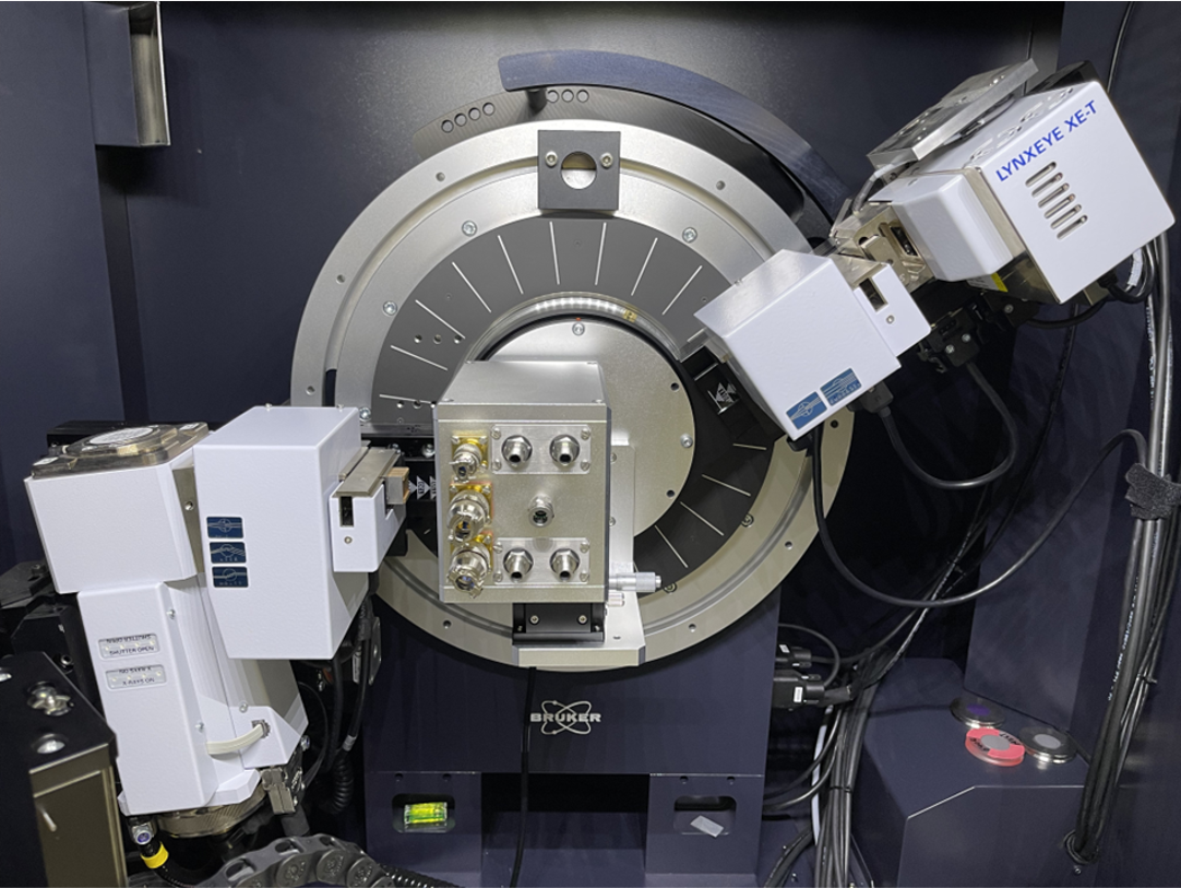 In situ battery variable temperature transmission sample stage